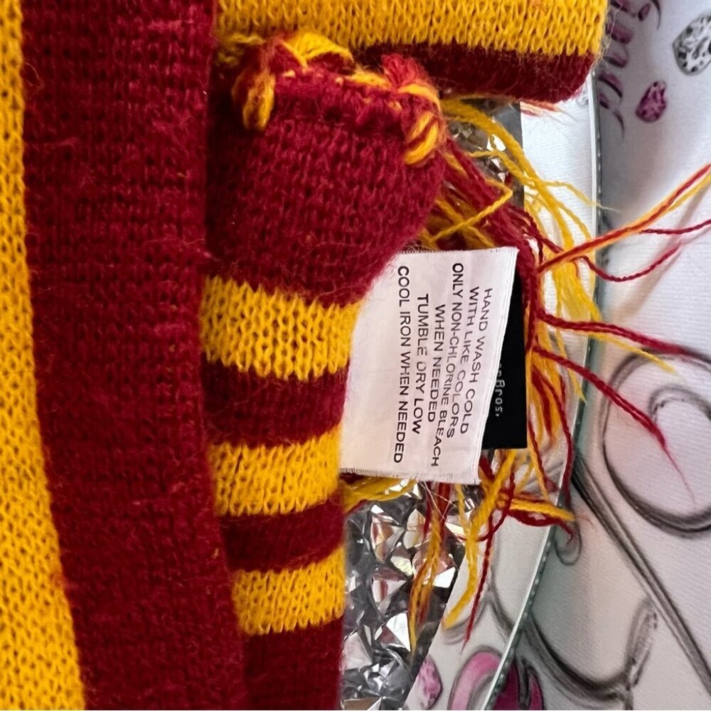 Harry Potter scarf universal studios Gryffindor Scarf - Red and Yellow - Picture 5 of 5